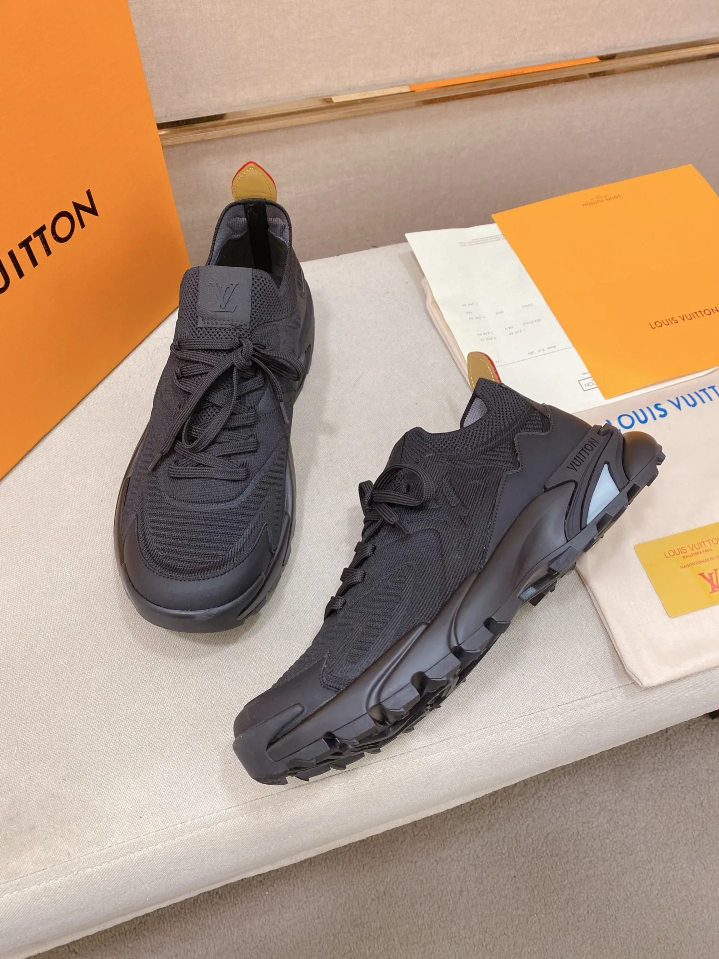 Men's Men's Shoes💰: 620💰The high version of the LV Runner Tatic sneakers are made of a whole piece of technical knitting to create an easy-to-take-on design, and are trimmed with cow leather to outline the upper. The LV logo on the side creates a dynamic feel among the textures, and the leather back strap is shaped like the handle fasteners in the Louis Vuitton leather goods collection. Mixed materials Laces Louis Vuitton accents Rubber outsole with Vuitton logo Size 39-44 Customizable 38.45.46